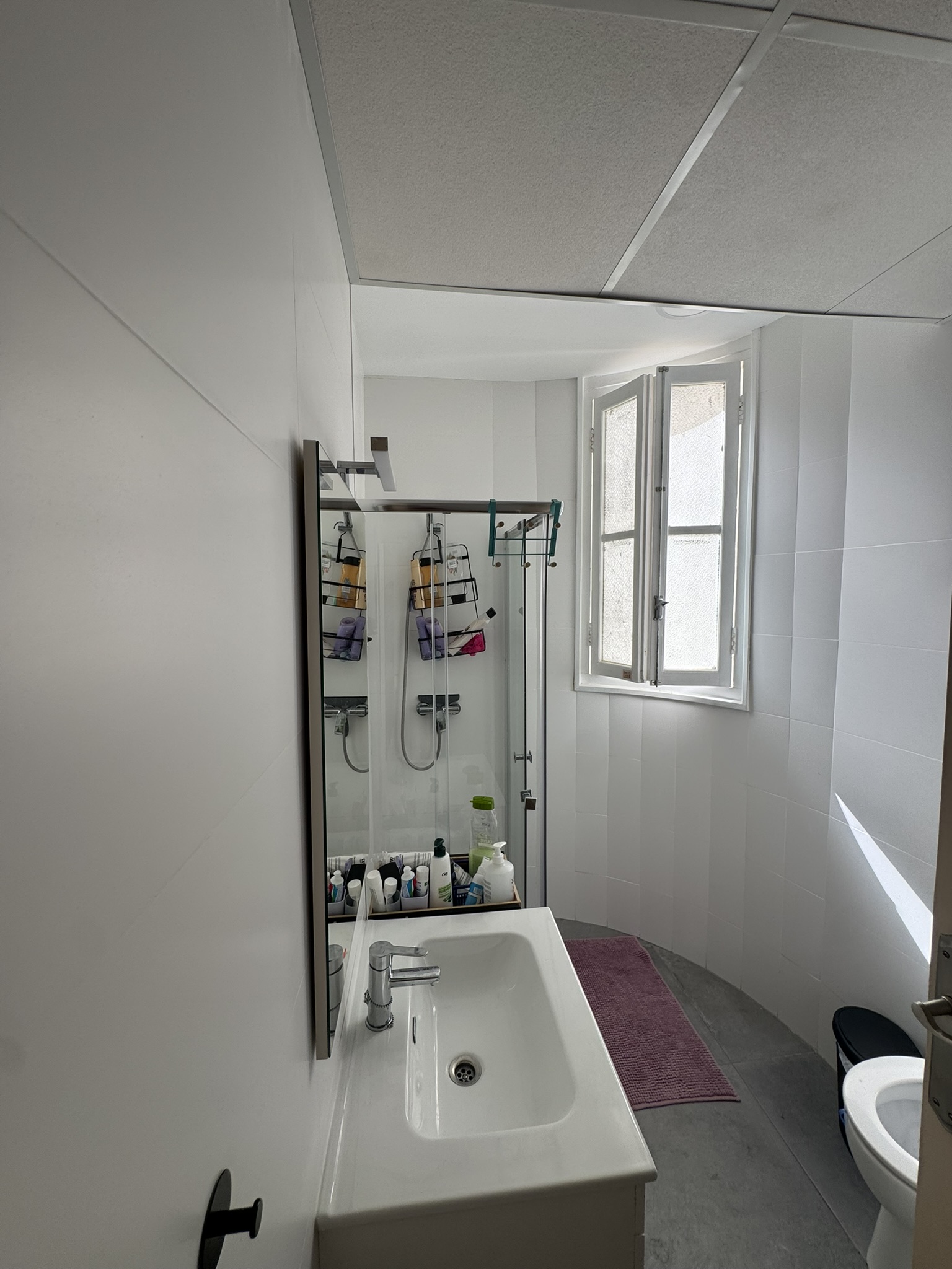 Bathroom at Folks Coliving Valencia - clean white bathroom with shower