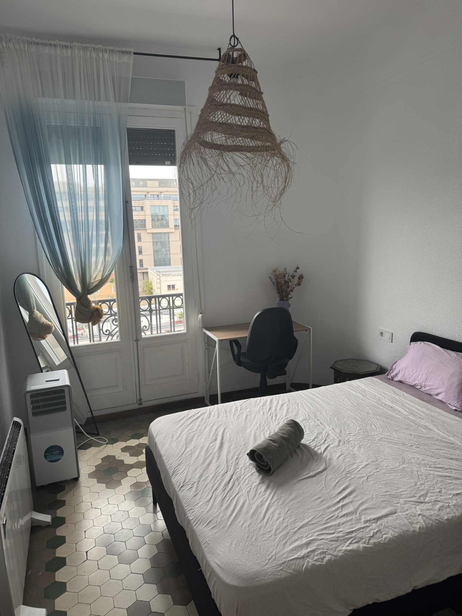 Verde bedroom at Folks Coliving Valencia - double bed, desk and balcony