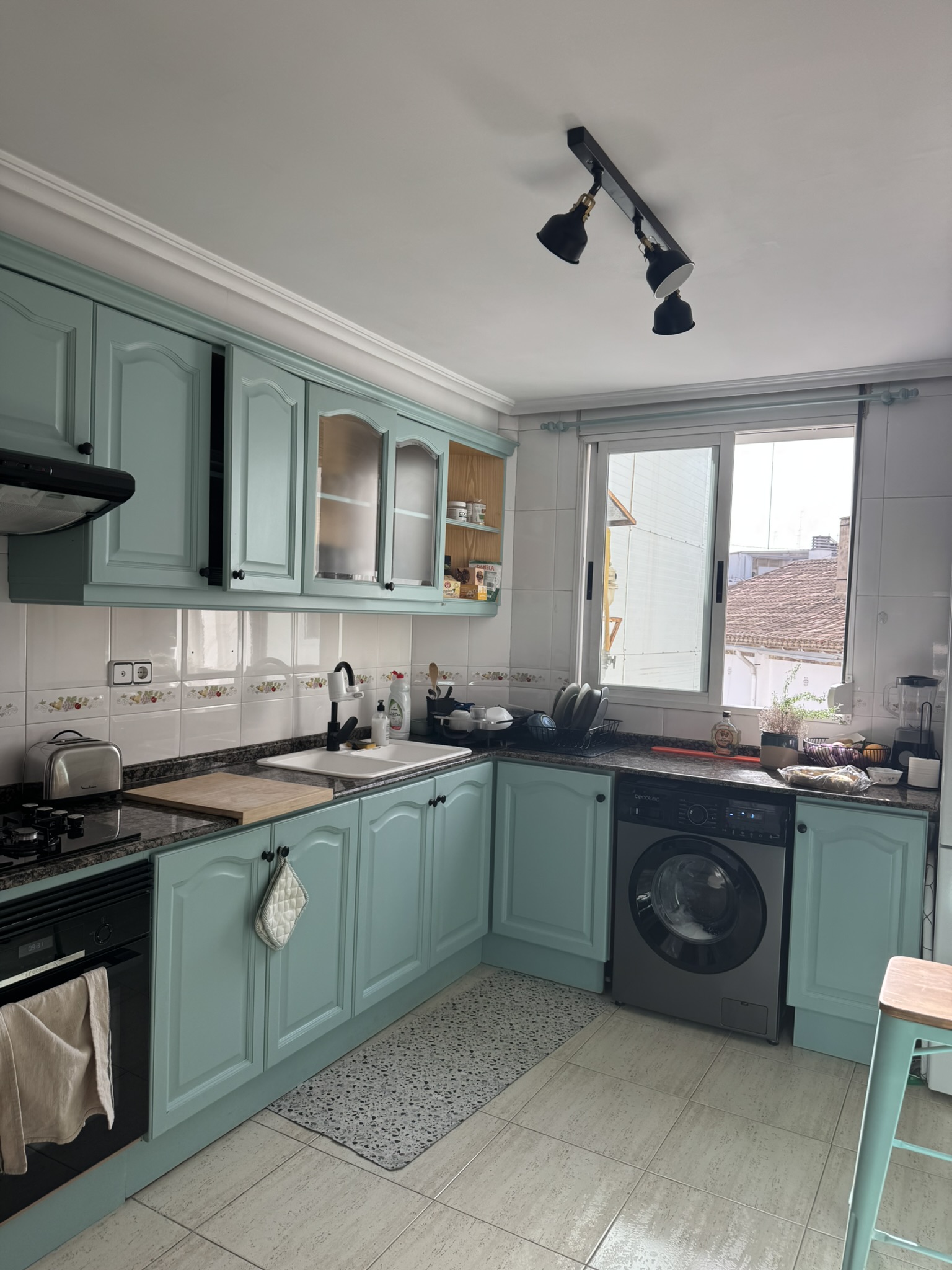 Shared kitchen at Folks Coliving Valencia - fully equipped with gas stove and washing machine